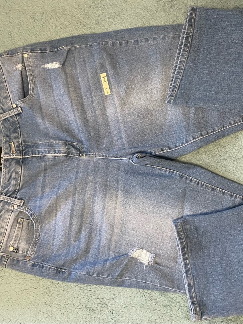 D. Jeans Classic Distressed Blue capris Jeans